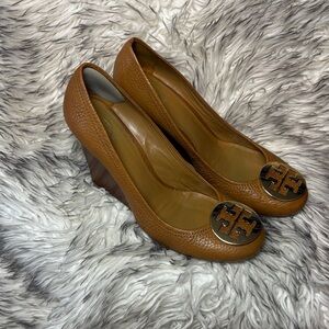 Tory Burch Tan Leather Logo Wedge Pumps - Size 9.5